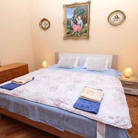Apartment Oto Pula Bagian luar foto