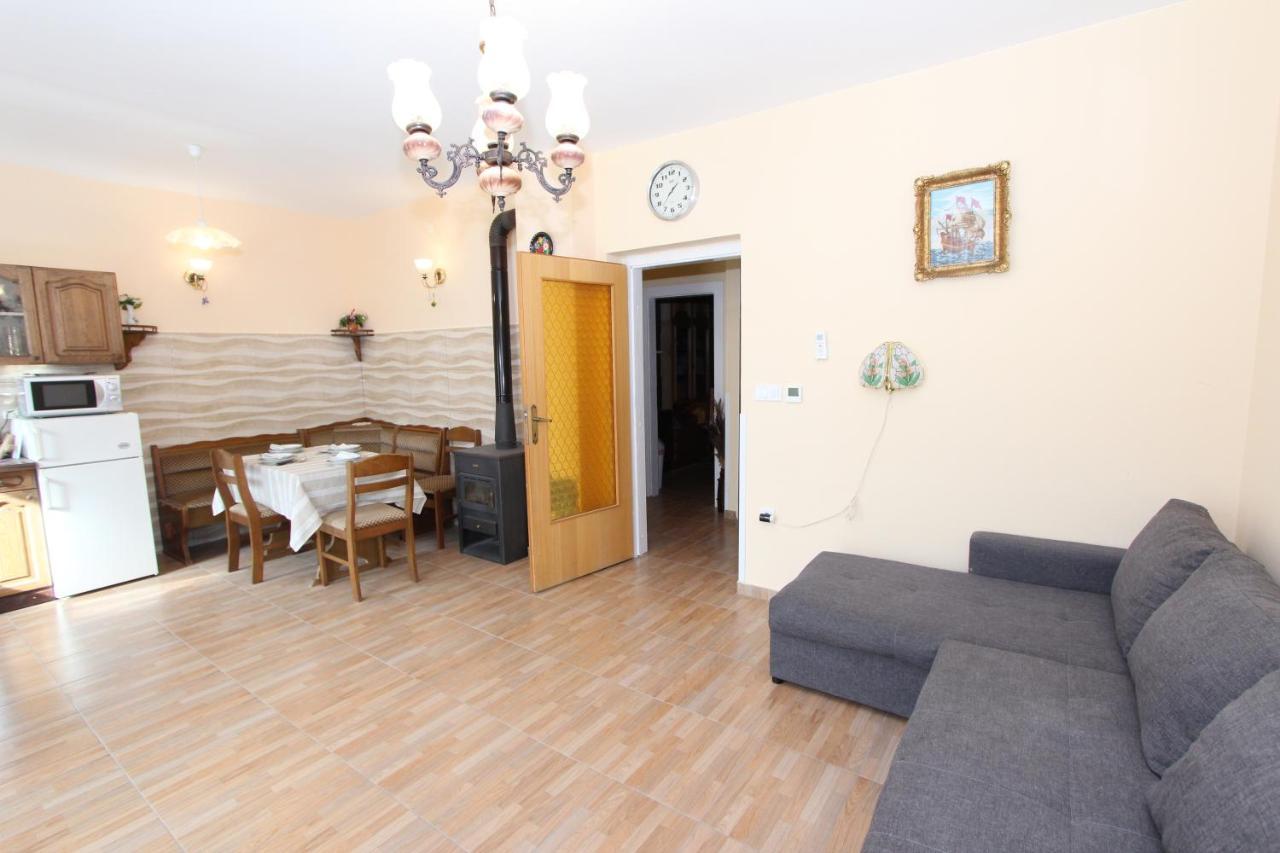 Apartment Oto Pula Bagian luar foto