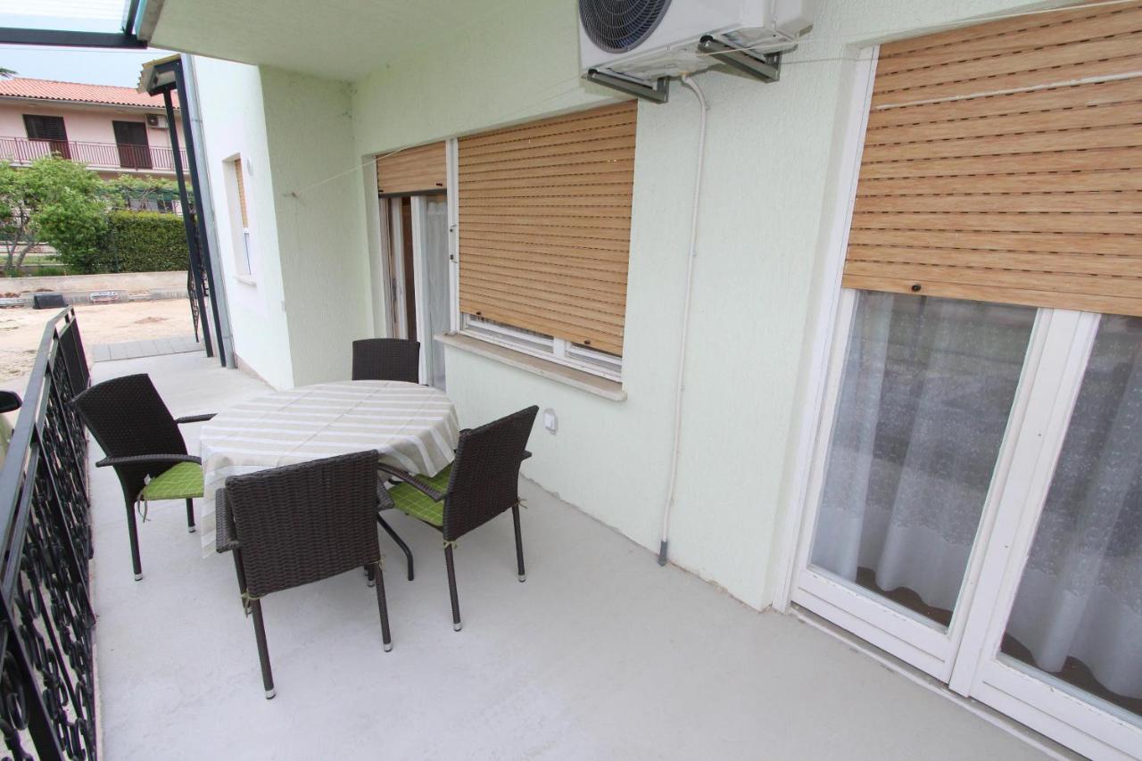 Apartment Oto Pula Bagian luar foto
