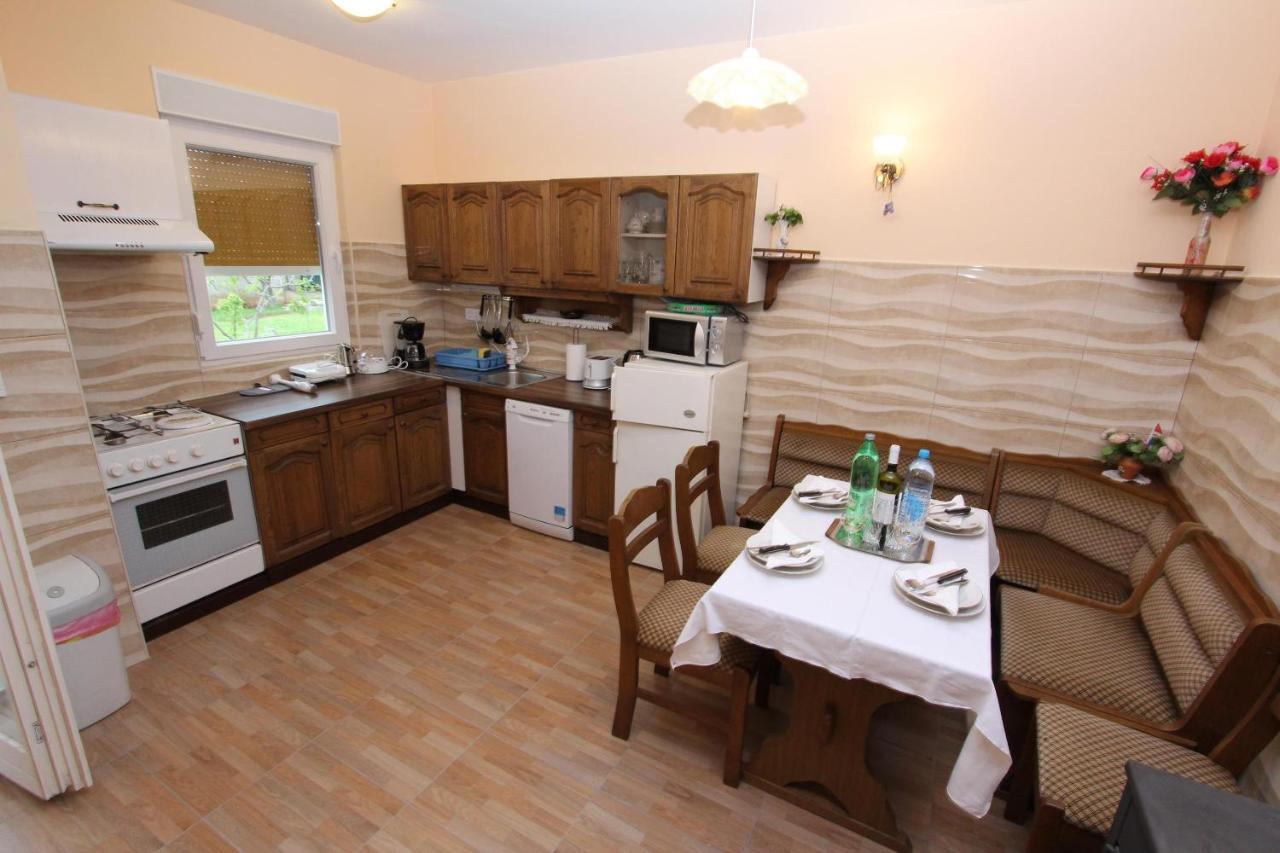 Apartment Oto Pula Bagian luar foto